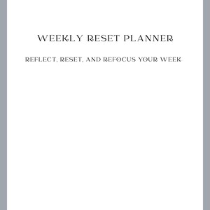 Op de afbeelding: Een witte planner met de tekst "WEEKLY RESET PLANNER" en de slogan "REFLECT, RESET, AND REFOCUS YOUR WEEK" in een schreefletter. De planner heeft een grijze rand.
