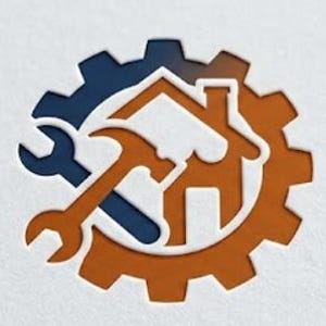 Op de afbeelding: Een logo met een huissilhouet, hamer en moersleutel die over een tandwiel zijn gelegd. Het ontwerp maakt gebruik van blauw- en oranje tinten, wat wijst op reparatie- of bouwdiensten voor woningen. De algemene vorm is cirkelvormig.