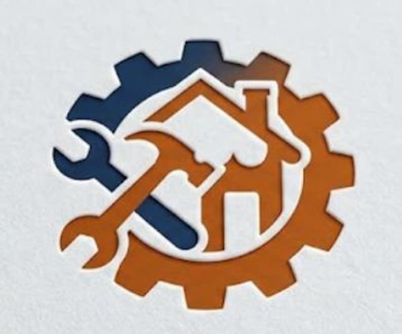 Op de afbeelding: Een logo met een huissilhouet, hamer en moersleutel die over een tandwiel zijn gelegd. Het ontwerp maakt gebruik van blauw- en oranje tinten, wat wijst op reparatie- of bouwdiensten voor woningen. De algemene vorm is cirkelvormig.