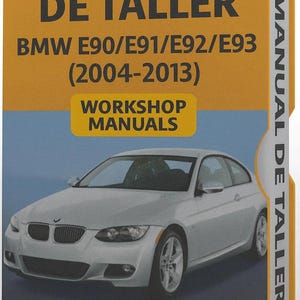 Op de afbeelding: Een werkplaatshandboek voor BMW E90/E91/E92/E93 modellen uit 2004-2013. De omslag is oranje met zwarte tekst met "MANUAL DE TALLER" en "WORKSHOP MANUALS". Een zilveren auto is afgebeeld op de voorkant.
