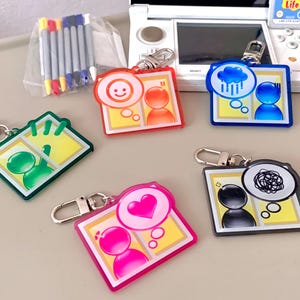 Tomodachi Life Nyckelring, Frutiger Aero Bag Berlock, Y2K Retro Tech Tillbehör, 6 cm Glansig Design