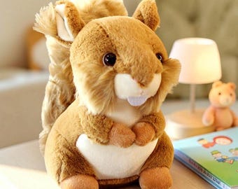 Weiches Eichhörnchen Plüschtier mit Nuss, Waldtier, Stofftier, Kinderzimmer Dekor