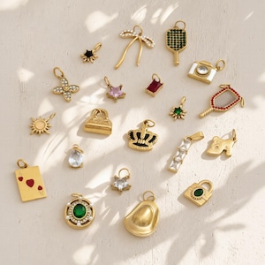 Puede incluir: Una taza de cerámica blanca con un asa negra y el texto "But First, Coffee" en negrita negra. La taza se encuentra sobre un fondo borroso, sugiriendo un ambiente acogedor.