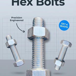 Puede incluir: Un letrero de madera rústico con el texto "Welcome to our home" en un estilo manuscrito. El letrero presenta un acabado envejecido y un diseño simple y acogedor, perfecto para una puerta de entrada.