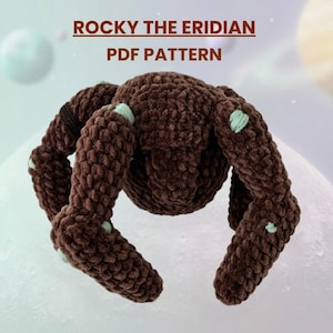 Op de afbeelding: Een bruin, gehaakt pluche wezen met vier poten en een afgerond lichaam. Het wezen heeft lichtgroene accenten op zijn poten. De tekst "ROCKY THE ERIDIAN PDF PATTERN" wordt bovenaan de afbeelding weergegeven.
