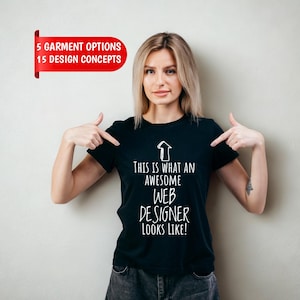Koszulka dla projektanta stron internetowych, „Sprawiam, że strony internetowe wyglądają dobrze i działają lepiej” z niestandardowym imieniem