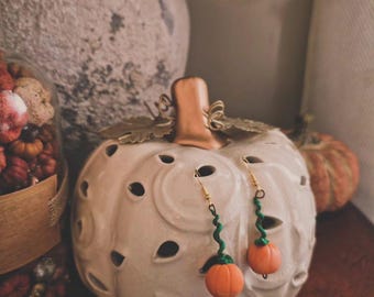 Pendientes colgantes de arcilla y oro con diseño de calabaza otoñal de Clara Dingley