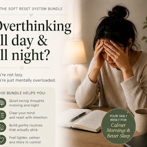 以下が含まれることがあります： 「Overthinking all day & all night?」と「Your daily reset for calmer mornings & better sleep」というテキストが表示された、頭に手を置く女性の画像。ソフトリセットシステムバンドルを宣伝する画像です。