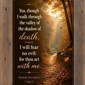 Puede incluir: Un letrero de pared rectangular con un marco de madera marrón rústico que presenta un fondo oscuro y un camino forestal de otoño dorado. El texto dice: Yea, though I walk through the valley of the shadow of death, I will fear no evil: for thou art with me. PSALM 23:4 (KJV).