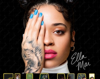 Può includere: Un ritratto di Ella Mai con capelli scuri raccolti in due chignon, smalto blu brillante e un tatuaggio di tigre sulla mano che copre un occhio. L'immagine presenta un rossetto rosa acceso, un dolcevita bianco e il testo Ella Mai in lettere gialle.