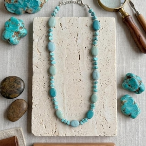 Collar de cuentas azul turquesa de inspiración suroeste de Chaps, joyería llamativa de estilo bohemio chic.