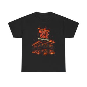 Mo 666 T-Shirt | Wir werden das Feuer am Laufen halten | Lustiges Horror Parodie T-Shirt | Demonic Cottage 6 Hell Shirt | 80er Jahre Horror Graphic T-Shirt