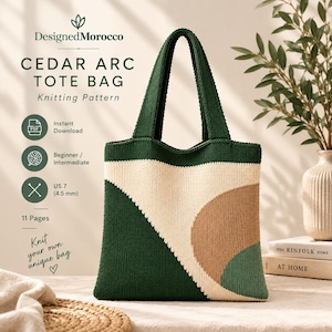 Op de afbeelding: Een gebreide tas met een kleurblokontwerp in donkergroen, crème en bruin. De tekst luidt: DesignedMorocco, CEDAR ARC TOTE BAG, Knitting Pattern, Instant Download, Beginner / Intermediate, US 7 (4.5 mm), 11 Pages, Knit your own unique bag.