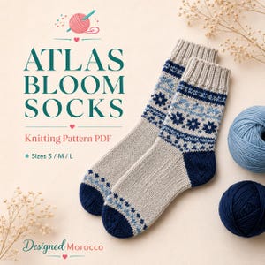 Könnte beinhalten: Ein Paar gestrickte Socken mit hellgrauer Basis und dunkelblauen sowie hellblauen geometrischen Blumenmustern. Die Socken haben ein geripptes Bündchen, eine dunkelblaue Ferse und eine dunkelblaue Spitze mit einem kleinen Blumenband.