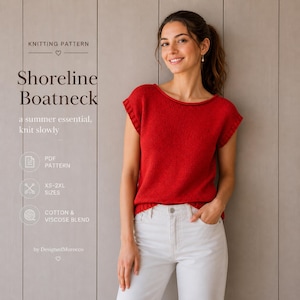 Op de afbeelding: Een vrouw draagt een rode bootneck gebreide top en een witte broek. De afbeelding bevat de tekst "Shoreline Boatneck" en "a summer essential, knit slowly". De top is gemaakt van een katoen- en viscosemix. Het patroon is verkrijgbaar in de maten XS-2XL.