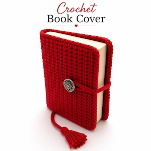 Può includere: Una copertina per libri rossa all'uncinetto con chiusura a bottone argentato decorativo e nappa abbinata. La copertina è avvolta attorno a un libro con pagine color crema. Il testo "Crochet Book Cover" è nella parte superiore dell'immagine.
