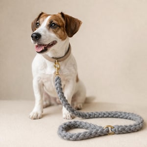 Puede incluir: Un juego de tres tazas de cerámica con un acabado moteado y mate. Las tazas son de color crema, gris claro y gris oscuro. Cada taza tiene un diseño simple y minimalista.