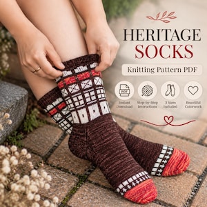 Könnte beinhalten: Ein Paar dunkelbraune Strickstrümpfe mit einem weißen und roten geometrischen Muster am Bündchen und an der Spitze. Der Text HERITAGE SOCKS Knitting Pattern PDF wird zusammen mit Symbolen für Download, Anleitung und Größen angezeigt.