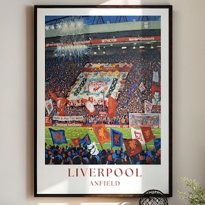 Könnte beinhalten: Ein gerahmter Kunstdruck eines Fußballstadions voller Fans, die Fahnen und Banner schwenken. Das Kunstwerk zeigt den Text "Liverpool Anfield" in Rot. Das Stadion ist überwiegend rot und weiß.