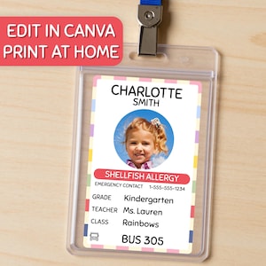 Pode incluir: Um porta-crachá vertical de plástico com um clipe de metal contendo um cartão de estudante personalizado. O cartão apresenta a foto de uma criança, o nome Charlotte Smith, um aviso de alergia a mariscos e informações de contato e escolares.