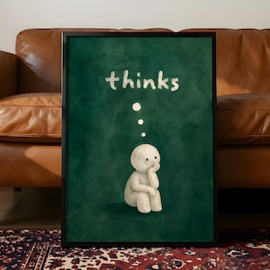 Op de afbeelding: Een ingelijste verticale kunstprint met een donkergroene aquarelachtergrond. Een klein, wit, rondachtig figuurtje zit onderaan met de kin op de hand. Boven het figuurtje staan drie witte stippen en het woord "thinks" in het wit geschreven.