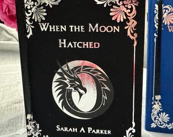 Black, When the Moon Hatched Special Edition hardcover, fantasy-romanboek, bladwijzer Dragon Charm