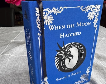 When the Moon Hatched Special Edition Hardcover, Fantasy Romance Book, Bladwijzer Dragon Charm