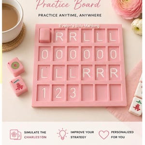 Könnte beinhalten: Ein rosa Solo-Mahjong-Übungsbrett mit weißen Buchstaben- und Zahlkacheln. Das Brett hat die Buchstaben "RRLLL", "00000", "LLLRRR" und die Zahlen "123". Das Bild enthält auch Mahjong-Steine, eine Tasse Kaffee und Blumen. Der Text lautet "Üben Sie jederzeit und überall".