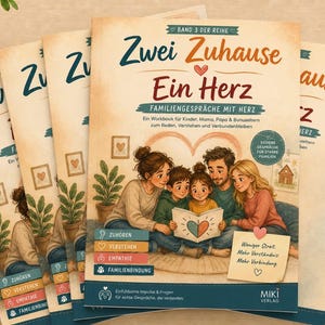 Könnte beinhalten: Ein Stapel identischer Arbeitshefte mit dem Titel Zwei Zuhause Ein Herz. Das Cover zeigt eine Illustration einer Familie, die gemeinsam ein Buch liest, mit Texten wie Familiengespräche mit Herz, Zuhören, Verstehen, Empathie und Familienbindung.