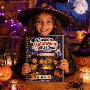 Op de afbeelding: Een spiraalgebonden boek met de titel Klassen-Halloween-Rätselbox met een kleurrijke illustratie van vier kinderen in heksen- en tovenaarskleding die een gloeiende schatkist openen, omringd door pompoenen, een geest en een gouden sleutel.