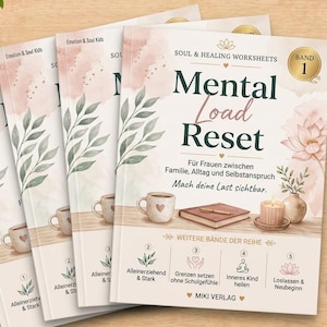 Può includere: Quattro quaderni di esercizi identici intitolati Mental Load Reset, Band 1, con una copertina beige chiaro e illustrazioni ad acquerello di una tazza, un taccuino chiuso, una candela e foglie verdi. Il testo include Soul & Healing Worksheets.