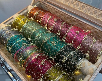 Personalisiertes Kaschmir-Armreif-Set | 168 indische Glasarmreifen, personalisierte Namensbox | Kosmetikbox