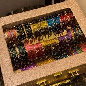 Personalisiertes Kaschmir-Armreif-Set | 168 indische Glasarmreifen, personalisierbare Namensbox