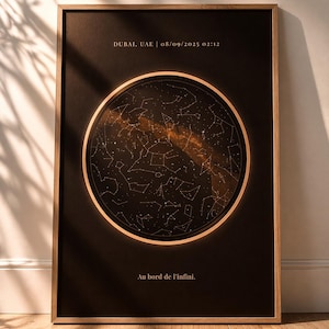 Könnte beinhalten: Gerahmter Sternenkarten-Druck mit dunklem Hintergrund und kreisförmigem Sternbild-Design. Der Druck enthält den Text "DUBAI, UAE | 08/09/2025 02:12" und "Au bord de l'infini". Der Rahmen ist hellbraun.