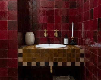 Azulejo Zellige rojo carmesí hecho a mano – Revestimiento de pared marroquí envejecido para baño