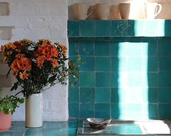 Azulejo Zellige turquesa hecho a mano – Mosaico marroquí de 10 x 10 cm para salpicaderos de cocina y paredes de baño.