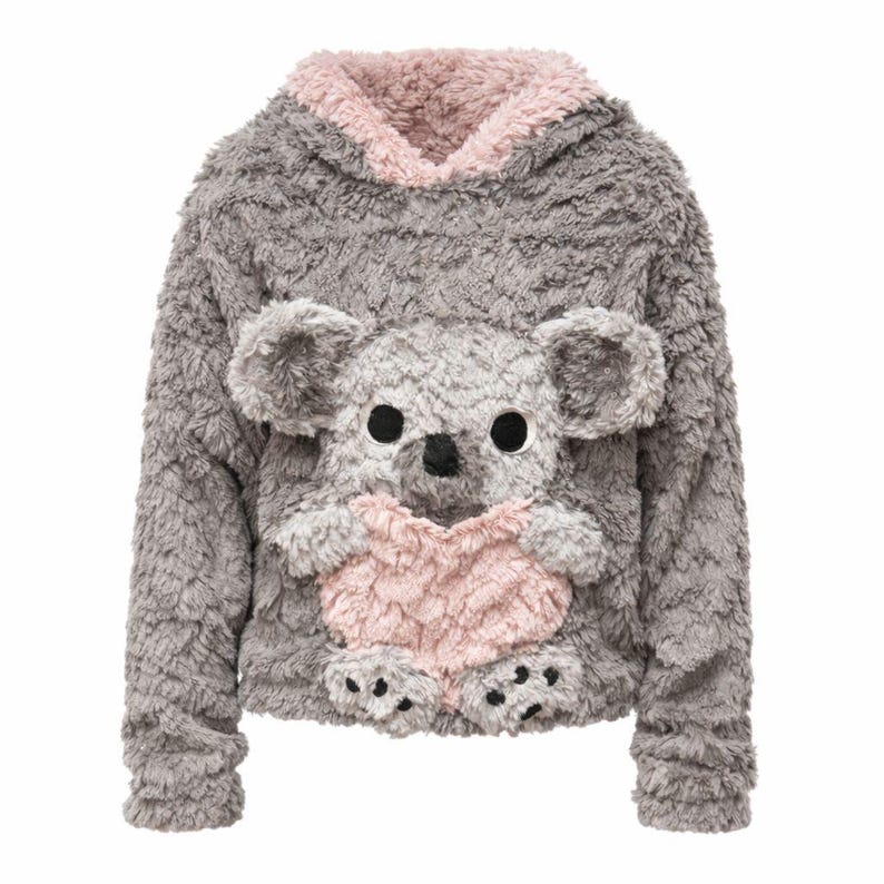 K&ouml;nnte beinhalten: Ein grauer Pl&uuml;sch-Hoodie mit einem Koala-B&auml;r-Design. Der Hoodie hat ein Koala-Gesicht mit gro&szlig;en schwarzen Augen, einem rosa Herz und kleinen schwarzen Pfoten. Die Innenseite der Kapuze ist rosa.