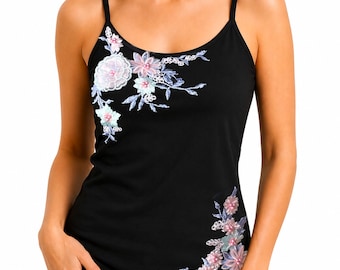 Appliziertes Blumenschwarzes Trägershirt, handgemachtes künstlerisches Frauenoberteil mit lila Blumen