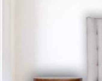 Mini mesa de cabeceira redonda com duas gavetas compactas e pernas em estilo nórdico