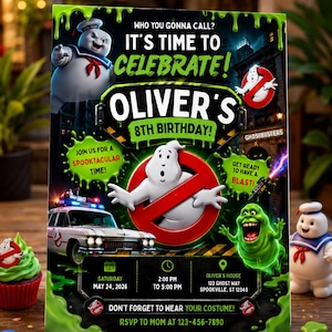 Könnte beinhalten: Eine rechteckige Geburtstagseinladungskarte im Ghostbusters-Design mit dem Text Oliver's 8th Birthday, einem Marshmallow-Mann, Slimer, dem Ecto-1 Fahrzeug und dem Geister-Logo. Das Design enthält Veranstaltungsdetails wie Datum, Uhrzeit und Ort.