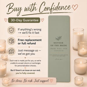 Pu&ograve; includere: Un tappetino rettangolare verde salvia con la scritta "MOTHER OF THE BRIDE" e i dettagli dell'evento. L'immagine include candele accese e il testo "Buy with Confidence" e "30-Day Guarantee."