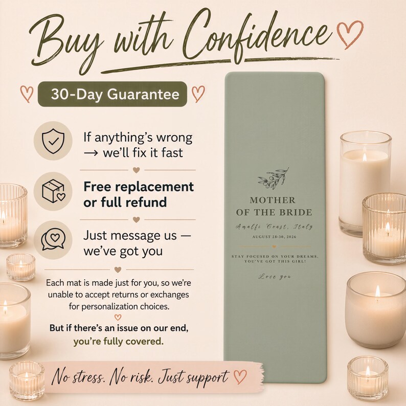 Pu&ograve; includere: Un tappetino rettangolare verde salvia con la scritta "MOTHER OF THE BRIDE" e i dettagli dell'evento. L'immagine include candele accese e il testo "Buy with Confidence" e "30-Day Guarantee."