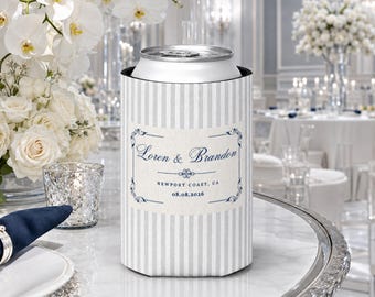 Porta-latas listrados personalizados para casamento, capas de lata personalizadas para casamento, porta-bebidas listrados personalizados com os nomes do casal, local e data.