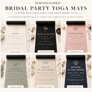 Pu&ograve; includere: Tappetini yoga personalizzati per addio al nubilato in vari colori. Ogni tappetino presenta un titolo diverso, come "Sposa" o "Testimone", insieme a una data e un luogo. I tappetini sono progettati come regali benessere.