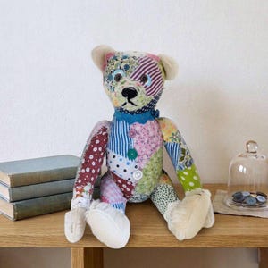 Bunter Künstlerbär Unikat – Handveredelter Patchwork-Bär,  Re-Loved Art Doll, Künstlerpuppe