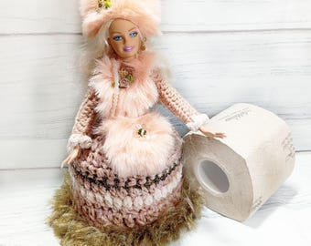 Dama rusa con sombrero de papel higiénico, muñeca con gorro y manguito de piel, de ganchillo, Tatiana