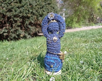 Handgemachte Göttin der Fülle Häkelfigur, spirituelle Begleiterin, Unikat,  ca 18 cm, mit Herz, Spirale, Perlen und Blume