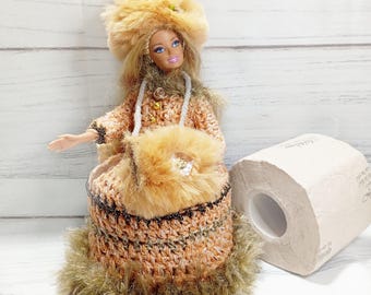 Dama rusa con sombrero de papel higiénico, muñeca con gorro y manguito de piel, de ganchillo, Irina