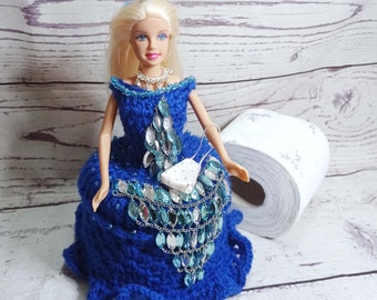Klorollenhut mit Puppe, blaues Kleid, Modeschmuck, Dekoration