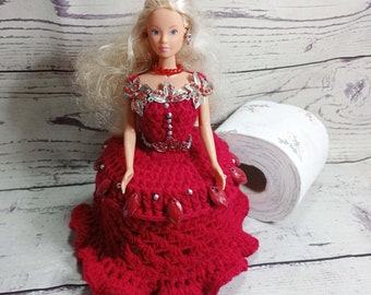 Klorollenhut mit Puppe, rotes Kleid, Modeschmuck, Dekoration